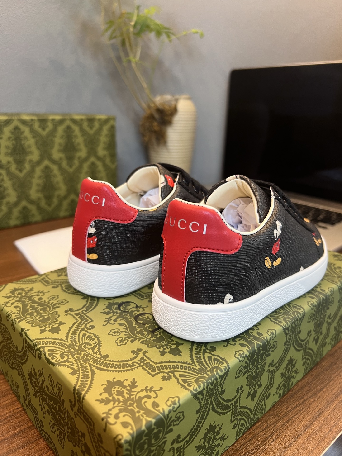 Children's shoes child